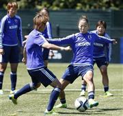 決勝の米国戦に向け調整する大儀見優季（ゆうき、右）＝２０１５年７月４日、カナダ・ブリティッシュコロンビア州バンクーバー（共同）