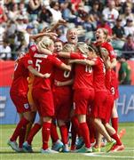 ３位決定戦でドイツを破り、喜ぶイングランドの選手たち＝２０１５年７月４日、カナダ・アルバータ州エドモントン（ゲッティ＝共同）