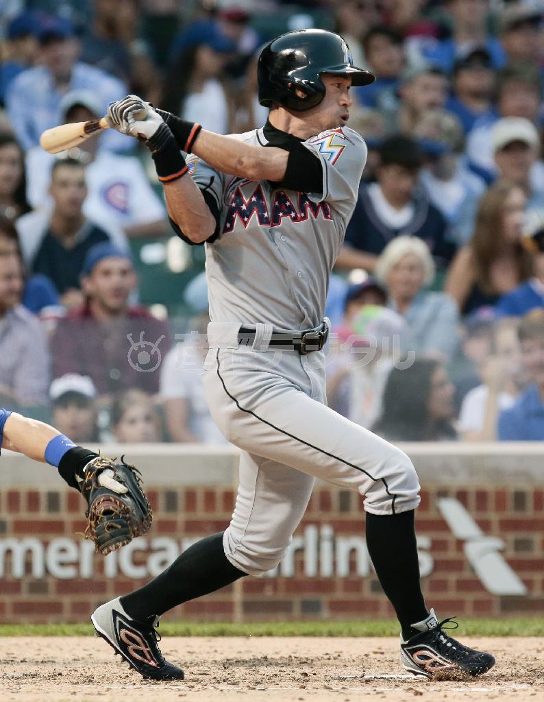 カブス戦の六回、代打で三ゴロに倒れ、３０打席連続無安打となったマーリンズのイチロー＝２０１５年７月４日、米イリノイ州シカゴ（共同）