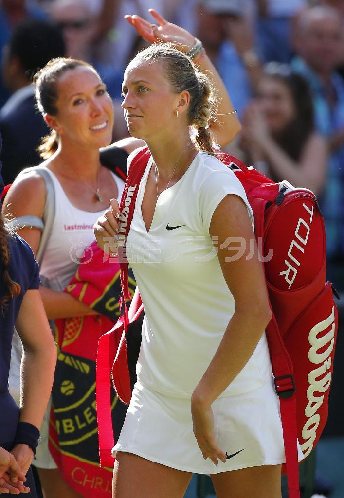 女子シングルス３回戦でエレナ・ヤンコビッチ（奥）に敗れ、悔しそうに引き揚げる、前回覇者のペトラ・クビトバ＝２０１５年７月４日、英国・ウィンブルドン（共同）