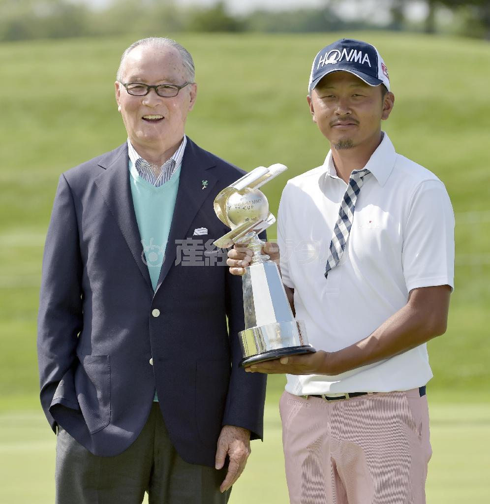 優勝トロフィーを手に、長嶋茂雄氏（左）と写真に納まる岩田寛＝２０１５年７月５日、北海道千歳市のザ・ノースカントリーＧＣ（共同）