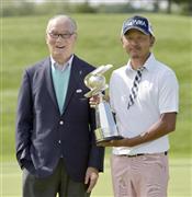 優勝トロフィーを手に、長嶋茂雄氏（左）と写真に納まる岩田寛＝２０１５年７月５日、北海道千歳市のザ・ノースカントリーＧＣ（共同）