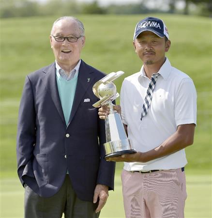 優勝トロフィーを手に、長嶋茂雄氏（左）と写真に納まる岩田寛＝２０１５年７月５日、北海道千歳市のザ・ノースカントリーＧＣ（共同）