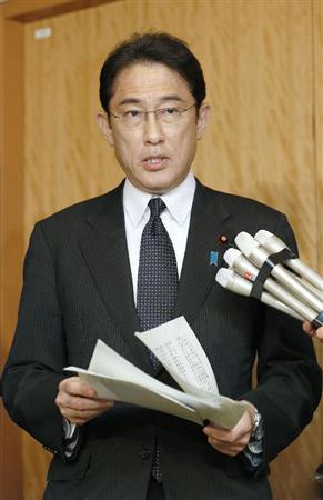 「明治日本の産業革命遺産」の世界文化遺産登録が決まり、報道陣の質問に答える岸田外相＝５日夜、外務省