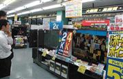 家電量販店で４Ｋテレビに見入る買い物客＝２日、東京都港区のヤマダ電機ＬＡＢＩ新橋