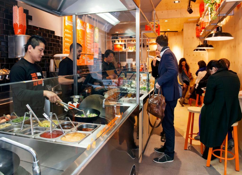 トリドールが６月に買収したアジアン・ファストフード店「ウォクトゥウォーク」（トリドール提供）