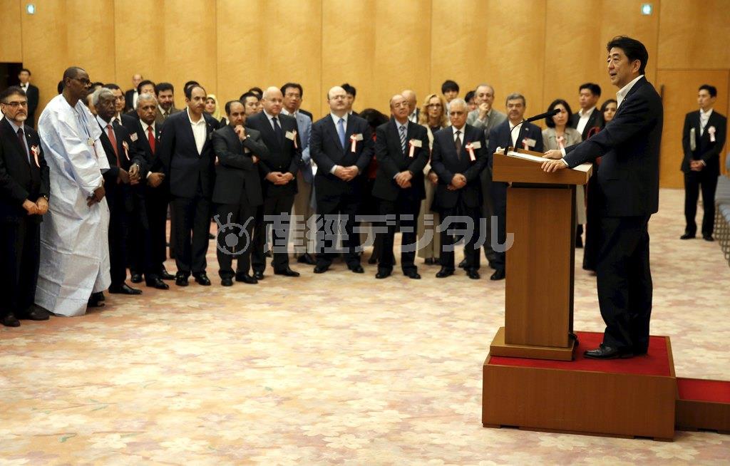 ６月３０日、首相官邸で、「ラマダン」（断食月）中に行われる日没後の食事「イフタール」を主催し、イスラム諸国の外交団を前に挨拶する安倍晋三（しんぞう）首相。この頃、中国では“安倍発言”が思わぬ形で波紋を広げていた＝２０１５年（ロイター）