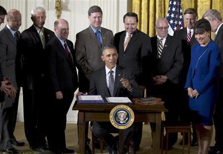 ホワイトハウスで貿易促進権限（ＴＰＡ）法案に署名するバラク・オバマ米大統領（中央）。得意げな表情が「３連勝」の喜びを如実に物語っている＝２０１５年６月２９日、米国・首都ワシントン（ＡＰ）