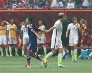 後半、途中出場した米国のアビー・ワンバック（手前右）とタッチする澤穂希（ほまれ）。ともにこれが最後のＷ杯だと公言している＝２０１５年７月５日、カナダ・ブリティッシュコロンビア州バンクーバー（岡田亮二撮影）