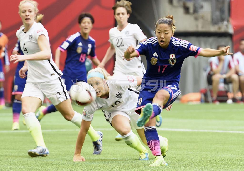 前半、ゴールを決める大儀見優季（ゆうき、右）。不動のエースが意地を見せた＝２０１５年７月５日、カナダ・ブリティッシュコロンビア州バンクーバー（共同）