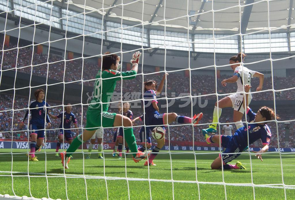 日本のディフェンス陣、ＧＫの海堀（かいほり）あゆみを切り裂き、自身２点目のゴールを決める米国のカルリ・ロイド（１０）＝２０１５年７月５日、カナダ・ブリティッシュコロンビア州バンクーバー（岡田亮二撮影）