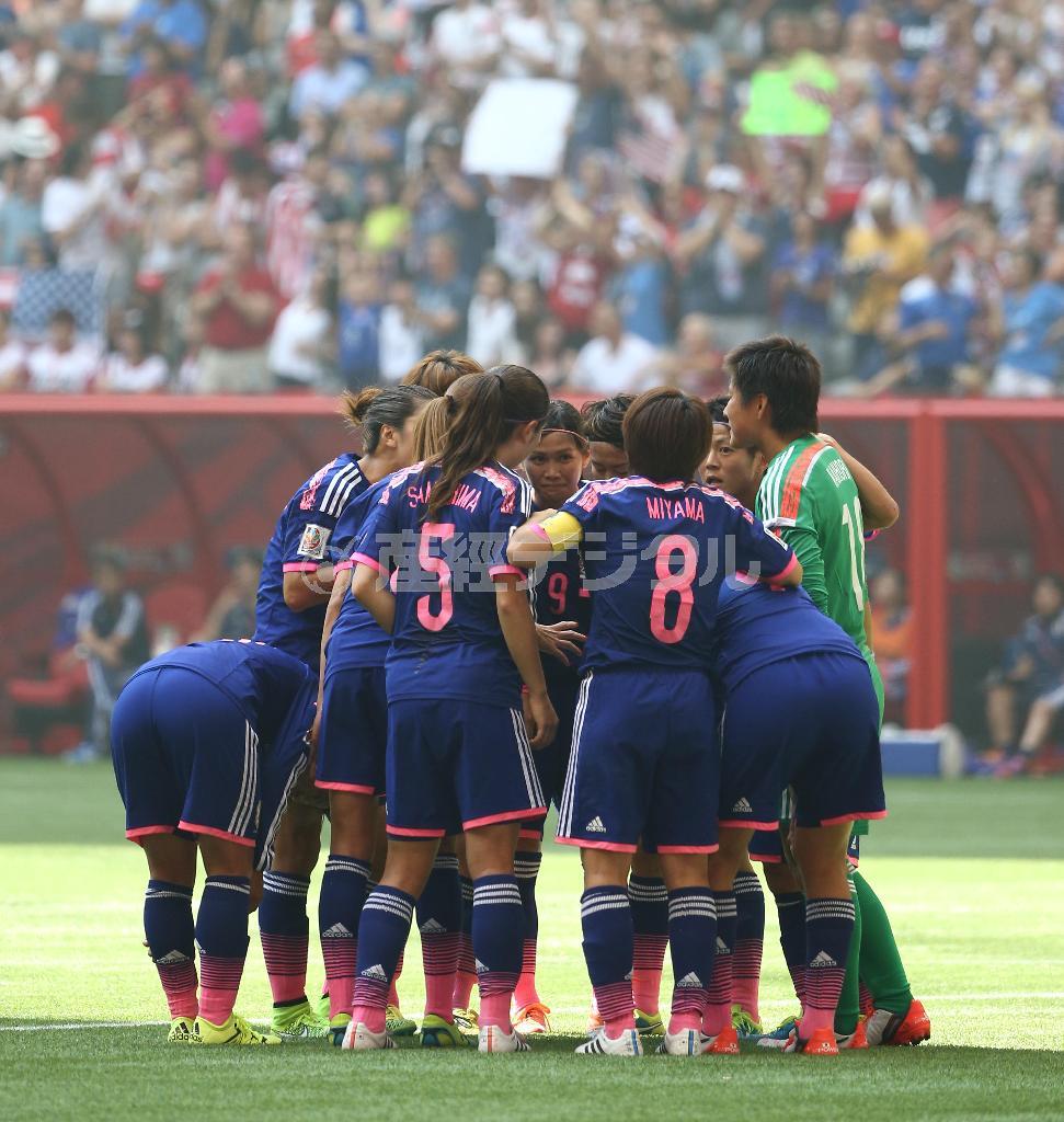 前半０－３となり、主将の宮間あや（８）を中心に円陣を組み、必死に立て直そうとする、なでしこイレブン＝２０１５年７月５日、カナダ・ブリティッシュコロンビア州バンクーバー（岡田亮二撮影）