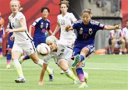 前半、ゴールを決める大儀見優季（ゆうき、右）。不動のエースが意地を見せた＝２０１５年７月５日、カナダ・ブリティッシュコロンビア州バンクーバー（共同）