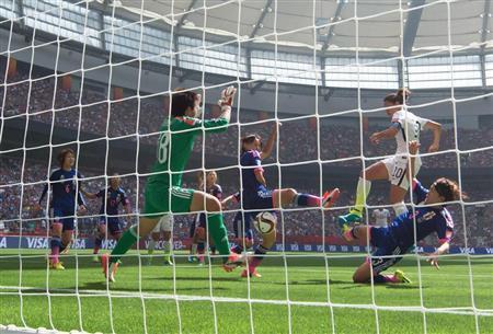 日本のディフェンス陣、ＧＫの海堀（かいほり）あゆみを切り裂き、自身２点目のゴールを決める米国のカルリ・ロイド（１０）＝２０１５年７月５日、カナダ・ブリティッシュコロンビア州バンクーバー（岡田亮二撮影）