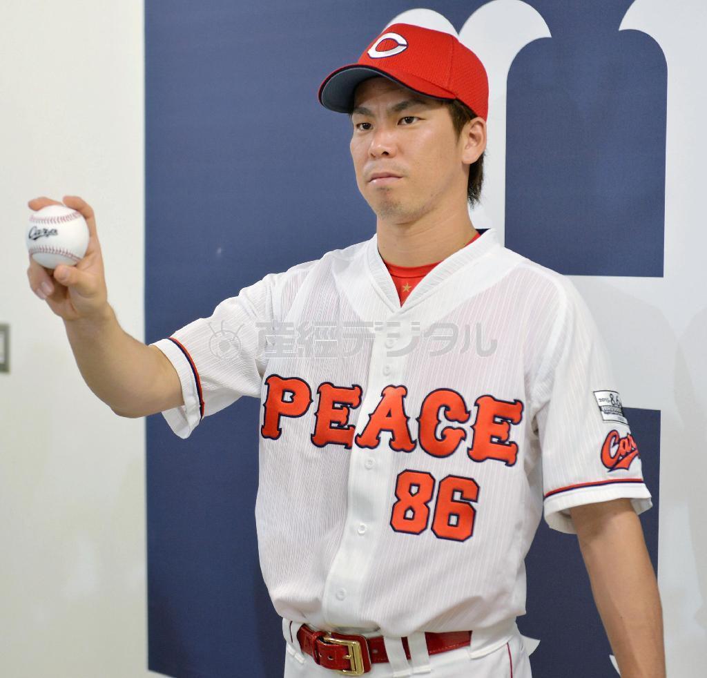 ８月６日の阪神戦で着用するユニホームを披露する広島・前田健太＝２０１５年７月６日、広島県広島市南区のマツダスタジアム（共同）