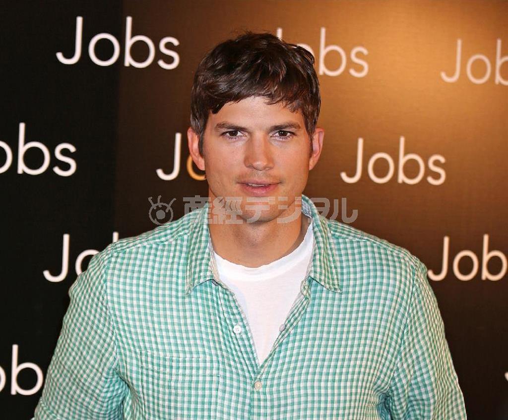 米俳優、アシュトン・カッチャーさん＝２０１３年１２月１０日（ＵＰＩ＝共同）