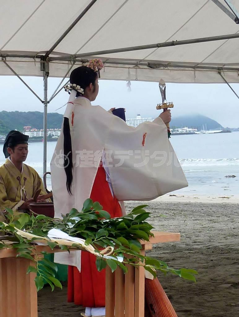 由比ガ浜、材木座、腰越３海水浴場合同の海開きの式典が行われた＝２０１５年７月１日、神奈川県鎌倉市