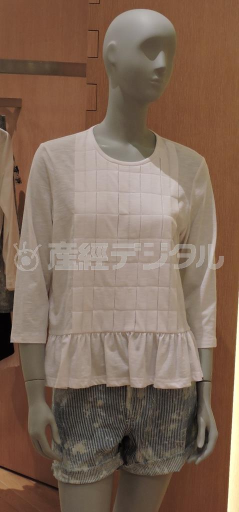 フリルの付いた柔らかいジャージー素材のトップス（１万３０００円）と、タイダイブリーチの施されたヒッコリーストライプのショーツ（２万９０００円）＝２０１５年６月２２日、東京都中央区銀座（藤沢志穂子撮影）