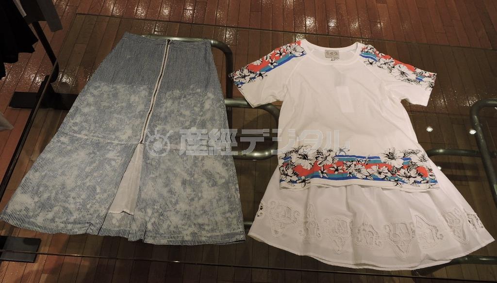 左はデニムにタイダイ（絞り染め）ブリーチを施したヒッコリースタイルのストライプ・スカート（４万６０００円）で、１９７０年代の雰囲気を演出。右はプリントＴシャツ（２万３０００円）にレースのスカート（３万９０００円）。Ｔシャツとレーススカートは、どんなスタイリングにも合わせやすい＝２０１５年６月２２日、東京都中央区銀座（藤沢志穂子撮影）