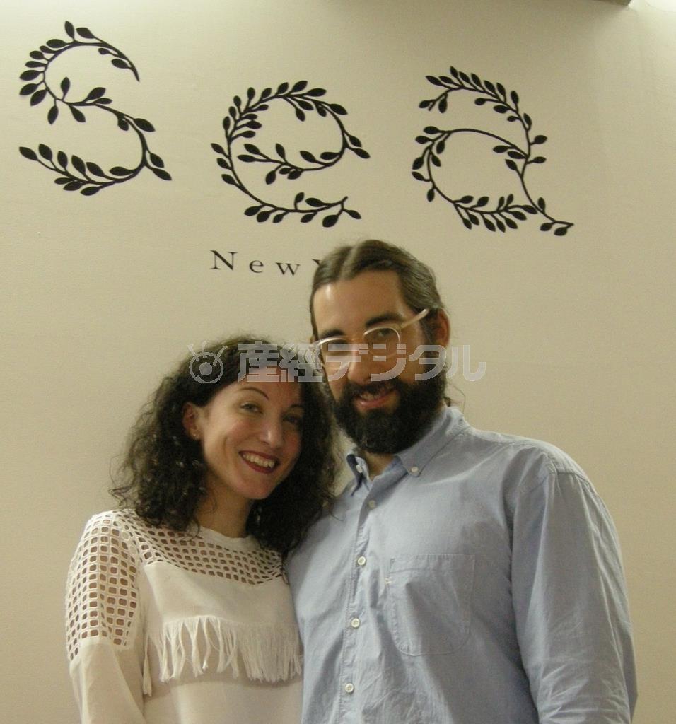 創業者のショーン・モナハンさん（右）とデザイナーのモニカ・パオリーニさん＝２０１５年４月２２日、東京都内（提供写真）