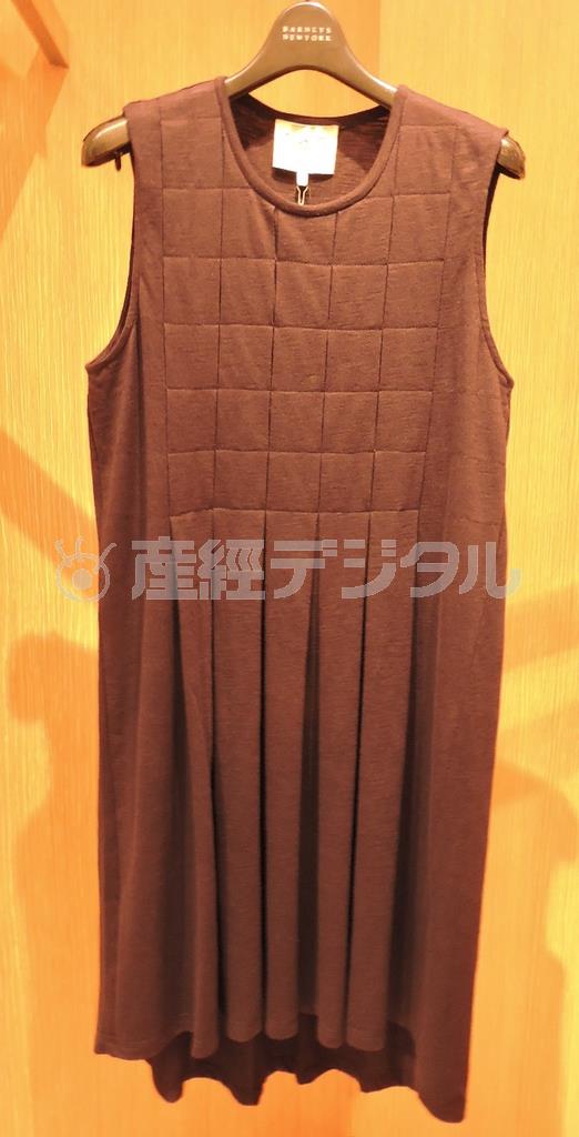 ジャージー素材のワンピース（３万４０００円）は胸にダイス型の切り込みが入り、フェミニン過ぎないデザインが特徴＝２０１５年６月２２日、東京都中央区銀座（藤沢志穂子撮影）