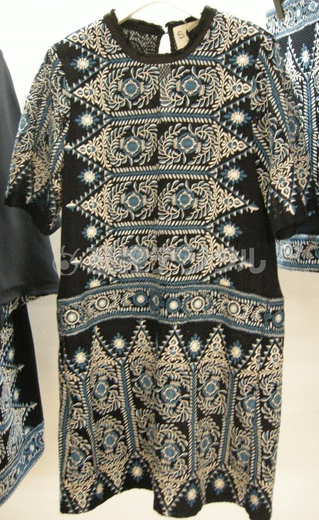 ２０１５年秋冬シーズン向け。全体にボヘミアンな刺繍（ししゅう）を施したワンピース。黒ベースで甘さを抑えたデザイン（７万９０００円）＝東京都中央区銀座（藤沢志穂子撮影）