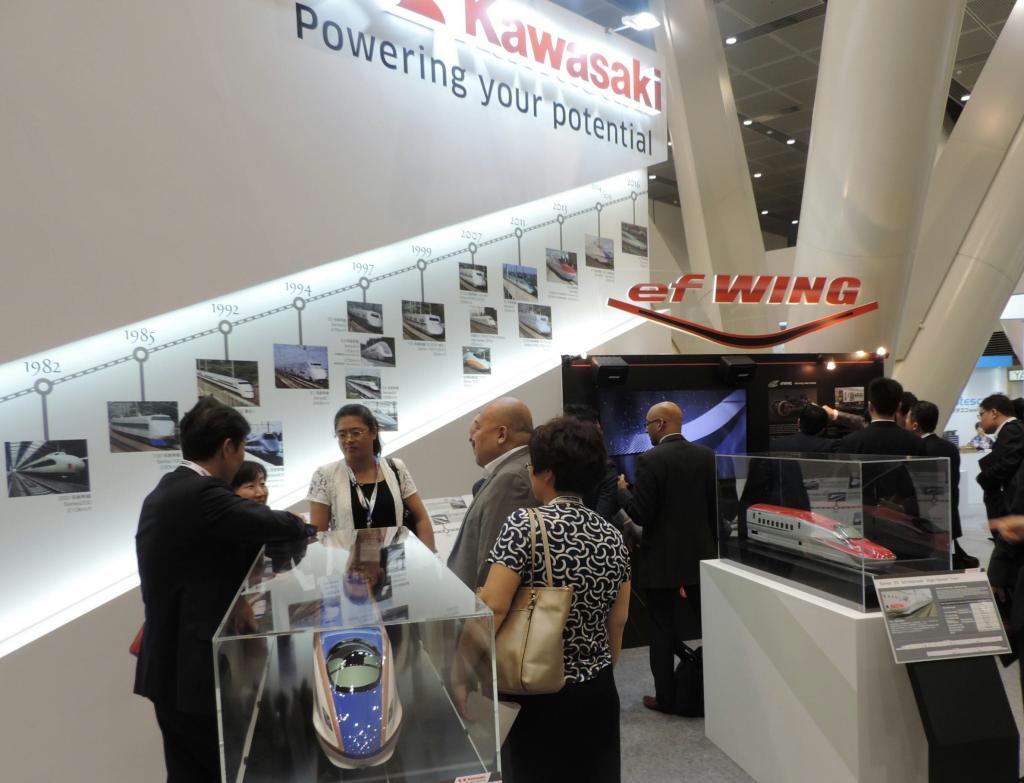 「世界高速鉄道会議」展示会の川崎重工業のブース。海外からの来場者が目立った＝７日、東京都千代田区の東京国際フォーラム