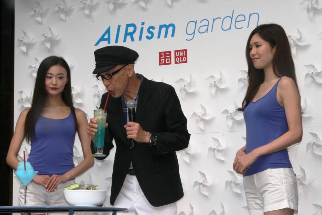 オープニングイベントには演出家でタレントのテリー伊藤さんも参加し、エアリズムを着用した「エアリズムガール」と限定メニューを味わってＰＲした＝８日、東京都渋谷区