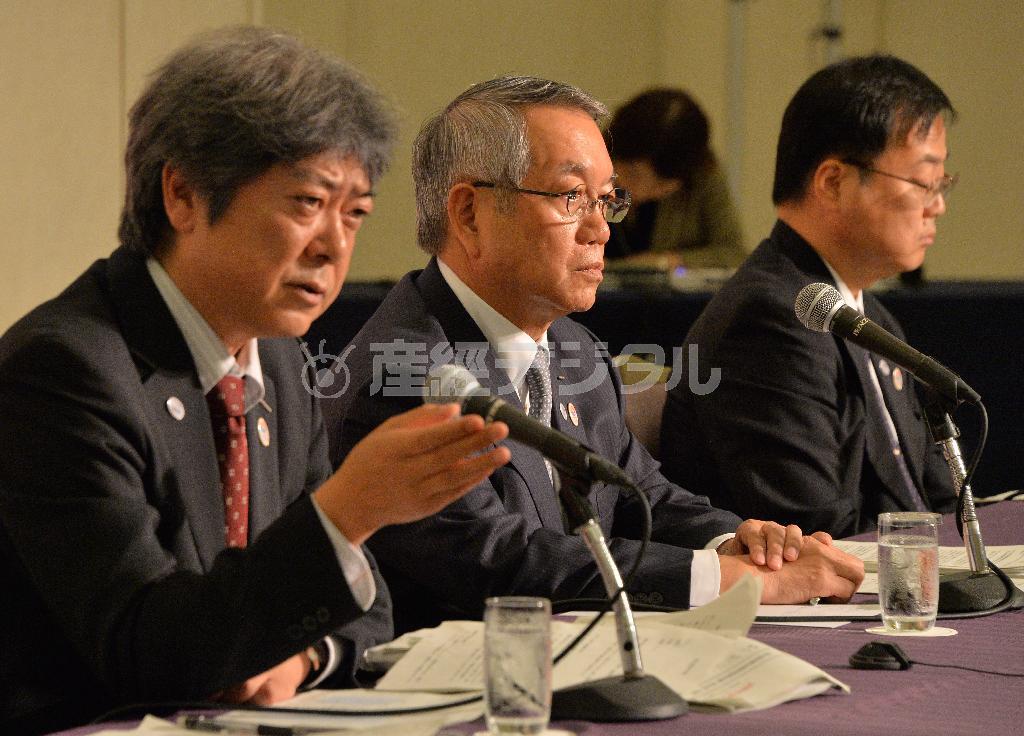 新国立競技場の有識者会議の後、記者会見する日本スポーツ振興センターの河野一郎理事長（中央）ら＝２０１５年７月７日午後、東京都内のホテル（三尾郁恵撮影）