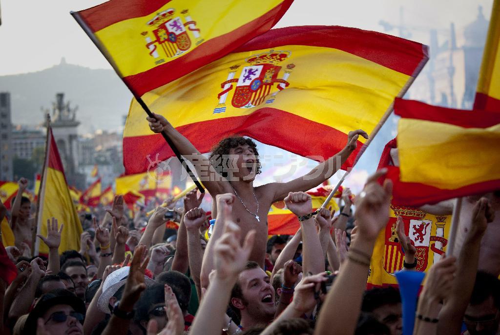 大勢が振りかざすスペイン国旗。米国のスペイン語人口は、本国を抜き世界２位に。３５年後には世界一が確実視されている＝２０１０年７月１１日、スペイン・カタルーニャ自治州バルセロナ（ＡＰ）