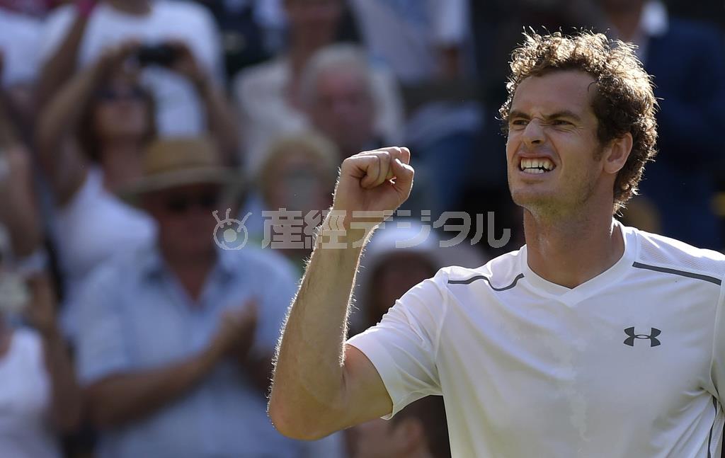 勝利を決めてガッツポーズするアンディ・マリー＝２０１５年７月６日、英国・ウィンブルドン（ロイター）