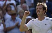 勝利を決めてガッツポーズするアンディ・マリー＝２０１５年７月６日、英国・ウィンブルドン（ロイター）