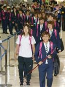 カナダで行われたサッカー女子Ｗ杯で準優勝し、帰国した岩渕真奈（まな、手前右）、安藤梢（同左）ら日本代表イレブン＝２０１５年７月７日午後、千葉県成田市・成田空港（共同）