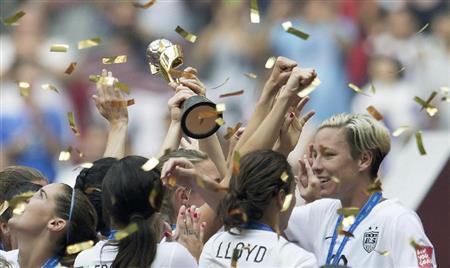 米国のレジェンド、アビー・ワンバック（右）は自身最後のＷ杯を優勝で飾った＝２０１５年７月５日、カナダ・ブリティッシュコロンビア州バンクーバー（ＡＰ）