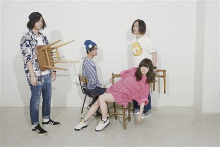 ポップスバンド、Ｓｈｉｇｇｙ＿Ｊｒ．のメンバー（左から、原田茂幸（Ｇｔ）、森夏彦（Ｂａ）、池田智子（Ｖｏ）、諸石和馬（Ｄｒ））＝２０１５年２月２８日（提供写真）