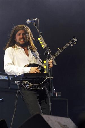 英バンド「マムフォード＆サンズ」のウィストン・マーシャルさん＝２０１５年６月１３日、英国・マンチェスター（ＡＰ）