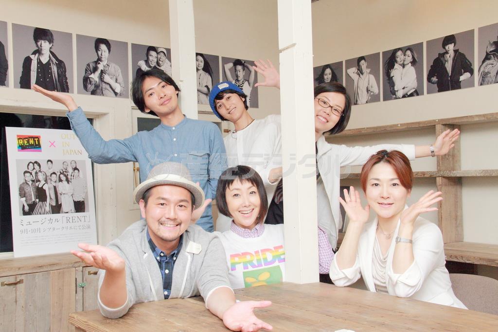 前列左から「グッド・エイジング・エールズ」代表の松中権（まつなか・ごん）さん、一般社団法人「Ｇｅｔ＿ｉｎ＿ｔｏｕｃｈ」理事長の東ちづる、カフェチームの橋本美穂さん。後列左からホームチームの増崎孝弘さん、ステーションチームのらんらんさん、ワークチームの川村あさ子さん＝２０１５年５月１６日（ｔｏｂｏｊｉさん撮影、撮影協力：カラフルステーション）