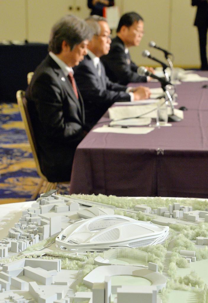 有識者会議終了後、新国立競技場の模型の横で行われた日本スポーツ振興センターの会見＝７日午後、東京都港区（三尾郁恵撮影）