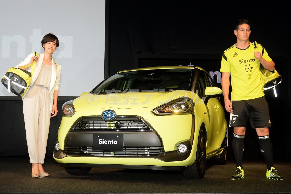 トヨタ新型車「シエンタ」発表会滝川クリステル（左）とハメス・ロドリゲス＝９日、東京・渋谷区（撮影・北野浩之）