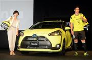 トヨタ新型車「シエンタ」発表会滝川クリステル（左）とハメス・ロドリゲス＝９日、東京・渋谷区（撮影・北野浩之）