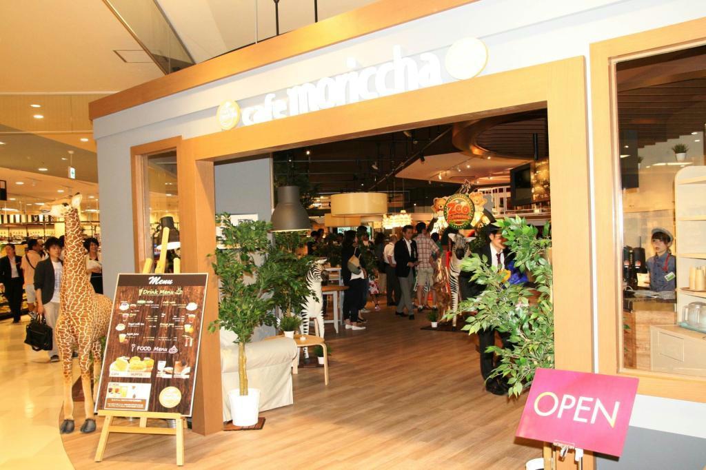 改装後のダイエー赤羽店の店内。衣料品売り場があった２階にはカフェが設けられた＝６月２０日、東京都北区