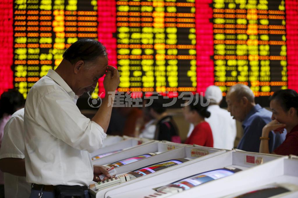 大幅に下落した上海市場。個人投資家の不安心理が広がっている＝２０１５年７月８日、中国・上海市（ロイター）