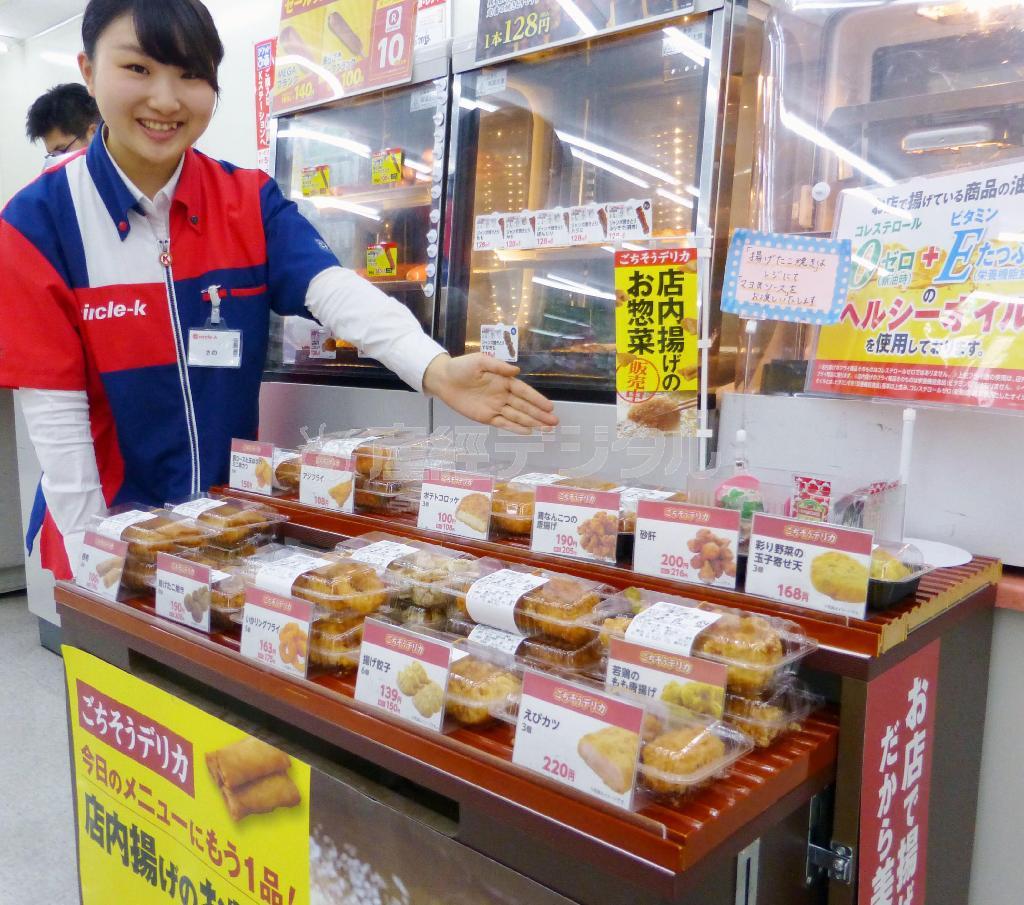 サークルＫで販売される店内で揚げた総菜＝２０１５年６月２６日、東京都中央区（共同）