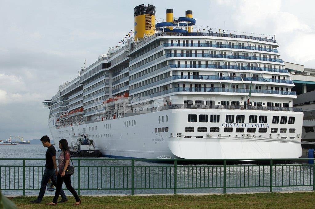 世界最大のクルーズ運営会社、カーニバルの豪華客船。来年５月からは米国とキューバの間でクルーズツアーを催行する＝２０１５年６月２２日、シンガポール（ロイター）