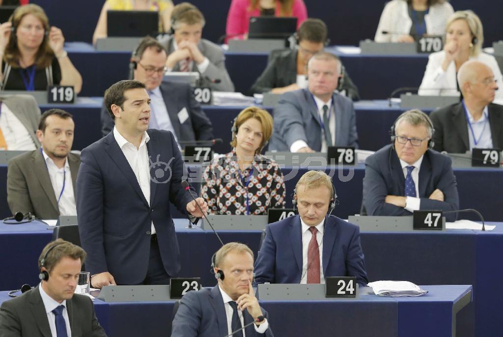 ７月８日、フランス・ストラスブールで開かれたＥＵの欧州議会で演説するギリシャのアレクシス・チプラス首相＝２０１５年（ロイター）