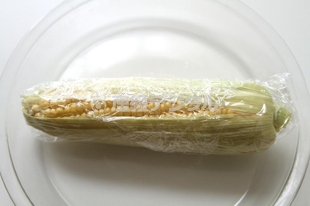 エビとトウモロコシのスパイシー炒め（材料）＿＿トウモロコシ１本（レンジで４分加熱して蒸らし、４センチくらいに切ってからさらに縦半分に切る）