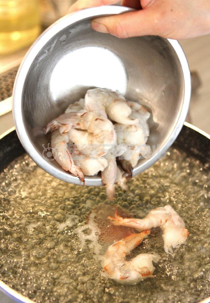 エビとトウモロコシのスパイシー炒め（作り方２）＿＿同じ湯でエビをさっとゆでて色が変わったらざるにあげる（田中幸美撮影）