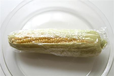 エビとトウモロコシのスパイシー炒め（材料）＿＿トウモロコシ１本（レンジで４分加熱して蒸らし、４センチくらいに切ってからさらに縦半分に切る）