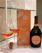 新発売した「ヴェリタス・ニューワールド・ピノ／ロゼ・シャンパーニュ」（左手前）と、ピノ・ノワール１００％のローラン・ペリエ＿ロゼ（右）＝２０１５年６月２０日（青木冨美子さん撮影）