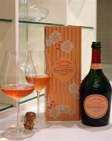 新発売した「ヴェリタス・ニューワールド・ピノ／ロゼ・シャンパーニュ」（左手前）と、ピノ・ノワール１００％のローラン・ペリエ＿ロゼ（右）＝２０１５年６月２０日（青木冨美子さん撮影）